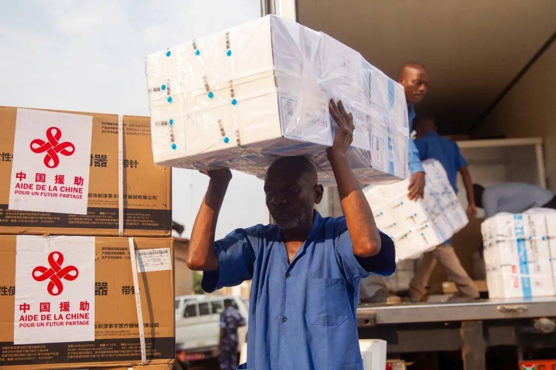 10月14日,工作人员在布隆迪经济首都布琼布拉卸载中国援助的国药新冠