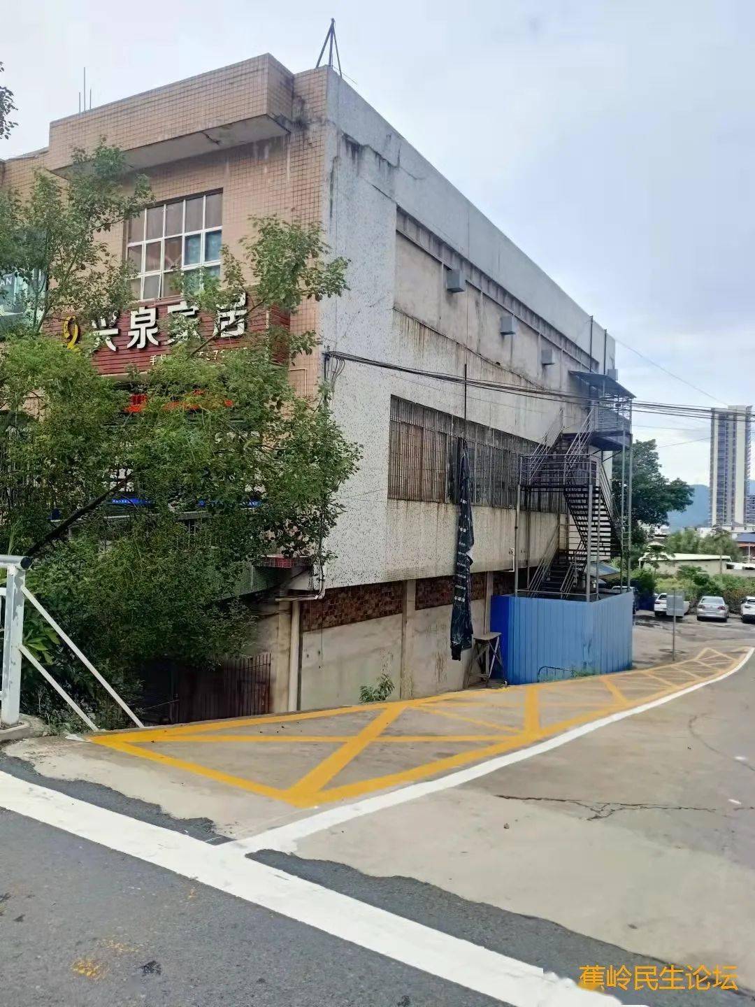 蕉城东山商业城某家私侧旁边下坡路段建议设停车位?你怎么看?
