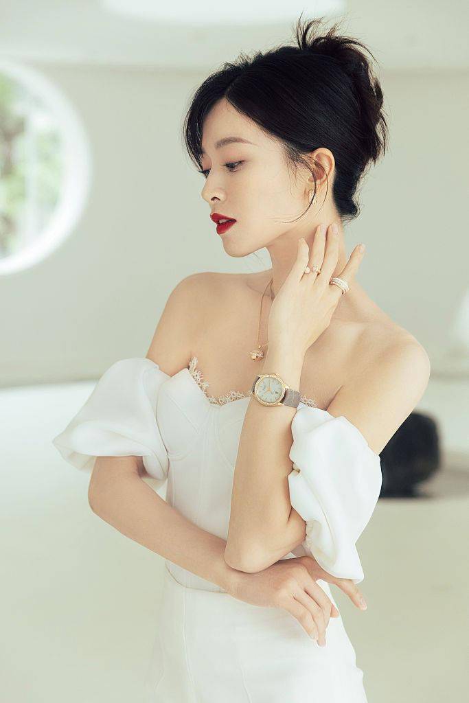 好身材 文咏珊露肩礼服秀精致锁骨 高盘发红唇惹眼氛围感满满