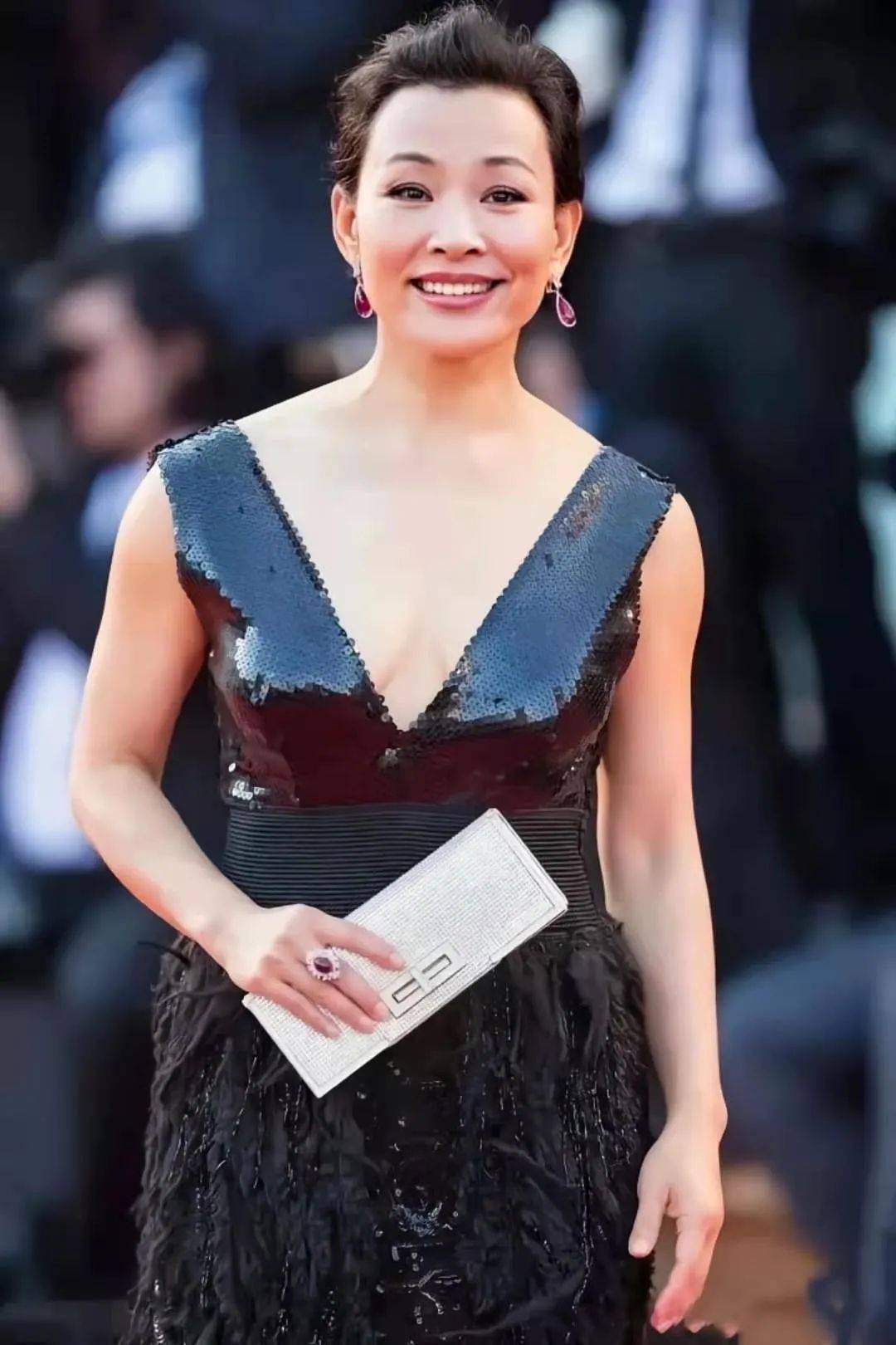 陈冲穿吊带裙肚腩泛滥挤出层层赘肉这才是60老人真实身材