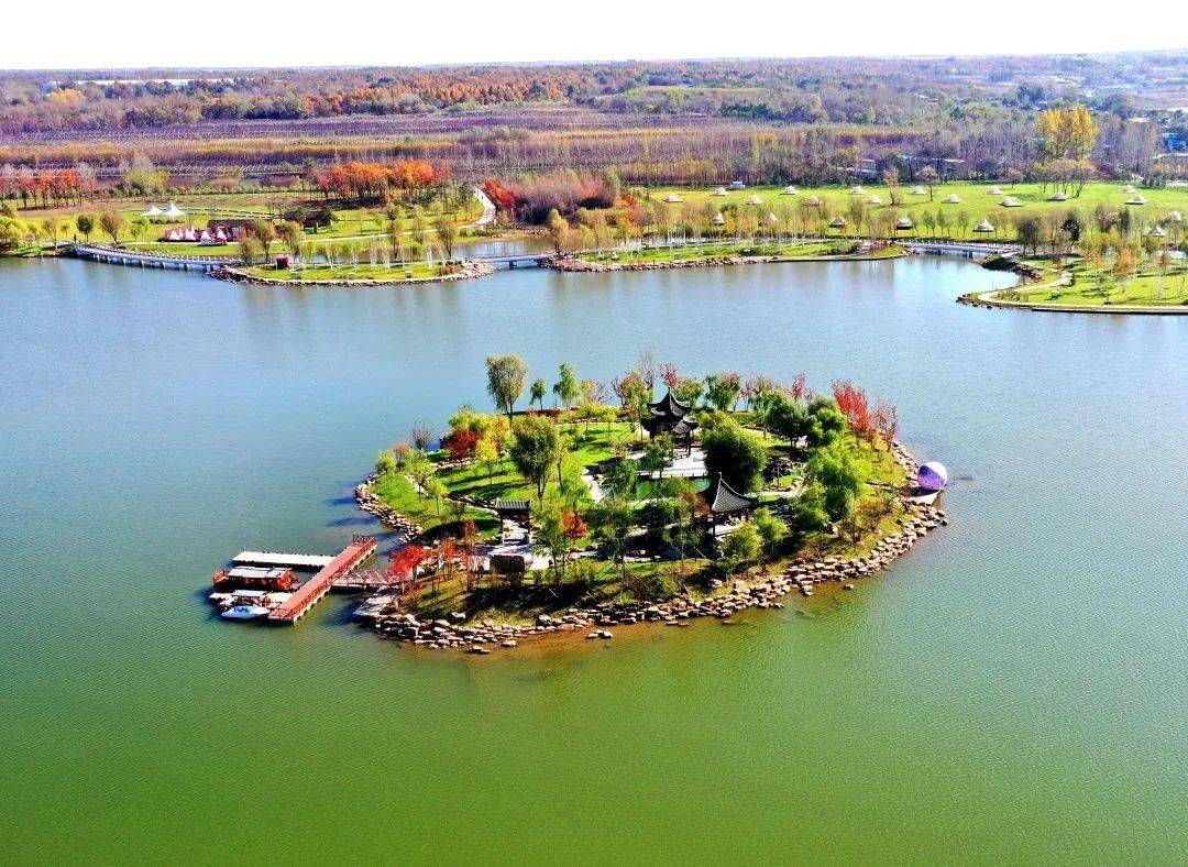 海龙湖景区位于梅河口市东南部,总占地面积 1636 亩,其中湖区水面约