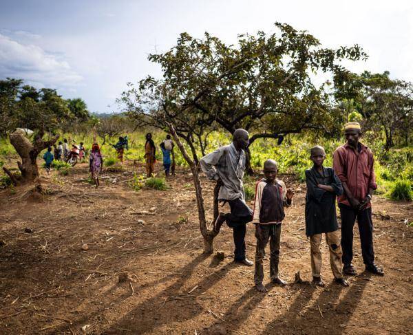 这是10月7日在中非东南部城市班加苏拍摄的逃难的人.