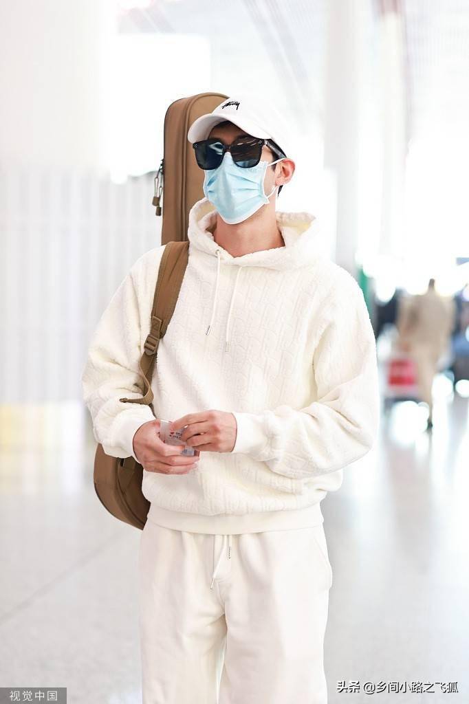 李治廷全身白造型简约不失时尚肩背乐器十足艺术范儿