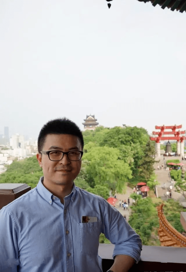 配音员翟巍所以更换主角配音不是小事,尤其是目前还因为唐三的"蛇精脸