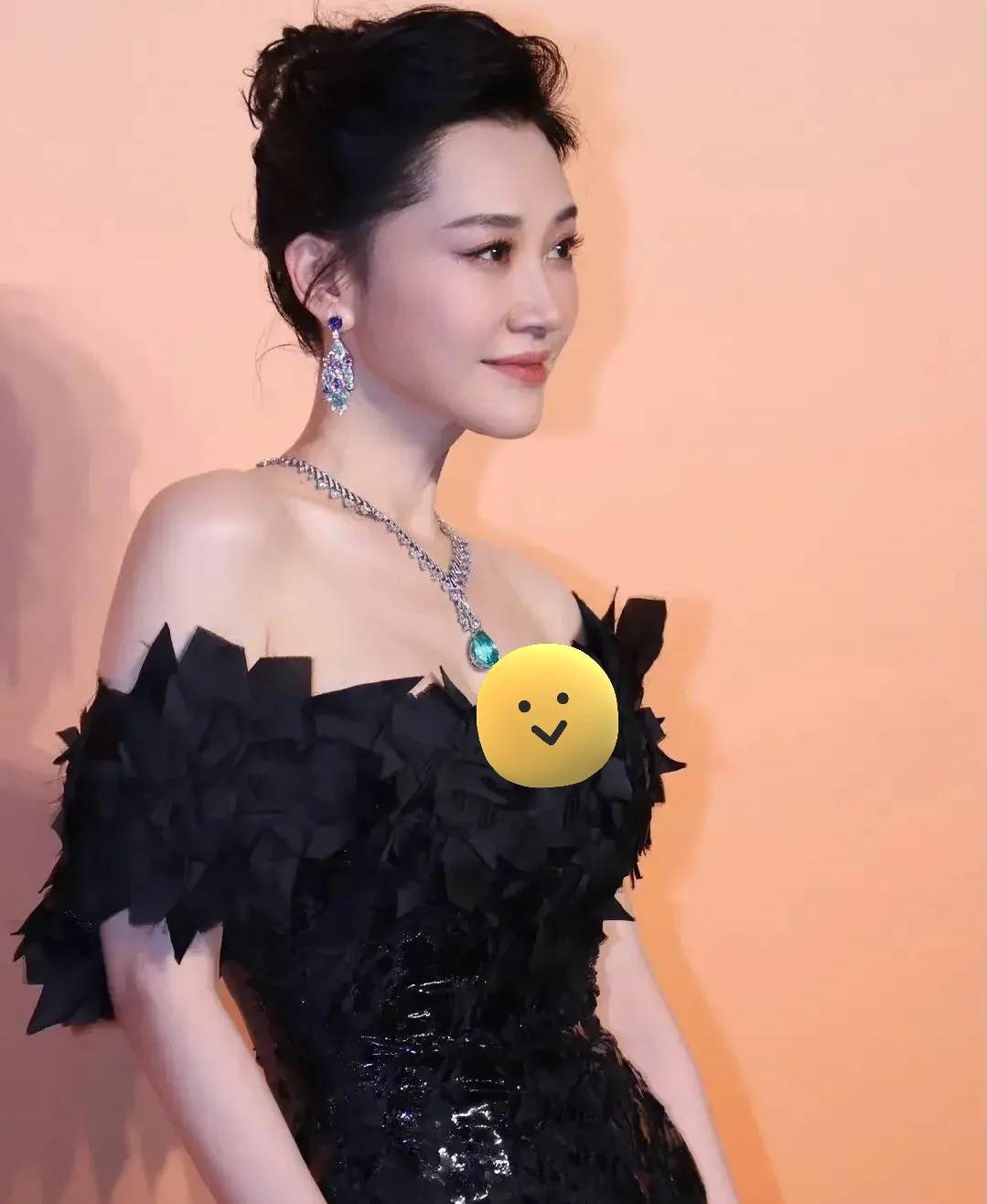 许晴亮相活动状态大好52岁面容紧致似少女项链配饰太抢眼