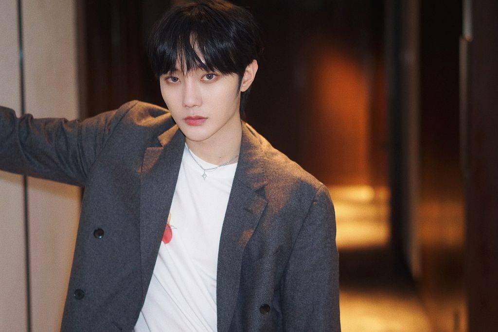 刘也朦胧大片诠释独特冷御格调光影镜面中更显神秘气息