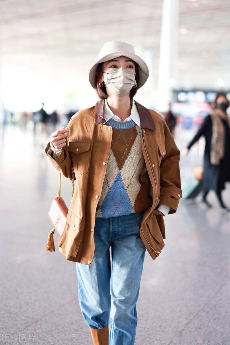 吴谨言身穿驼色上衣搭牛仔裤造型时尚,不羁素颜出镜光彩靓丽