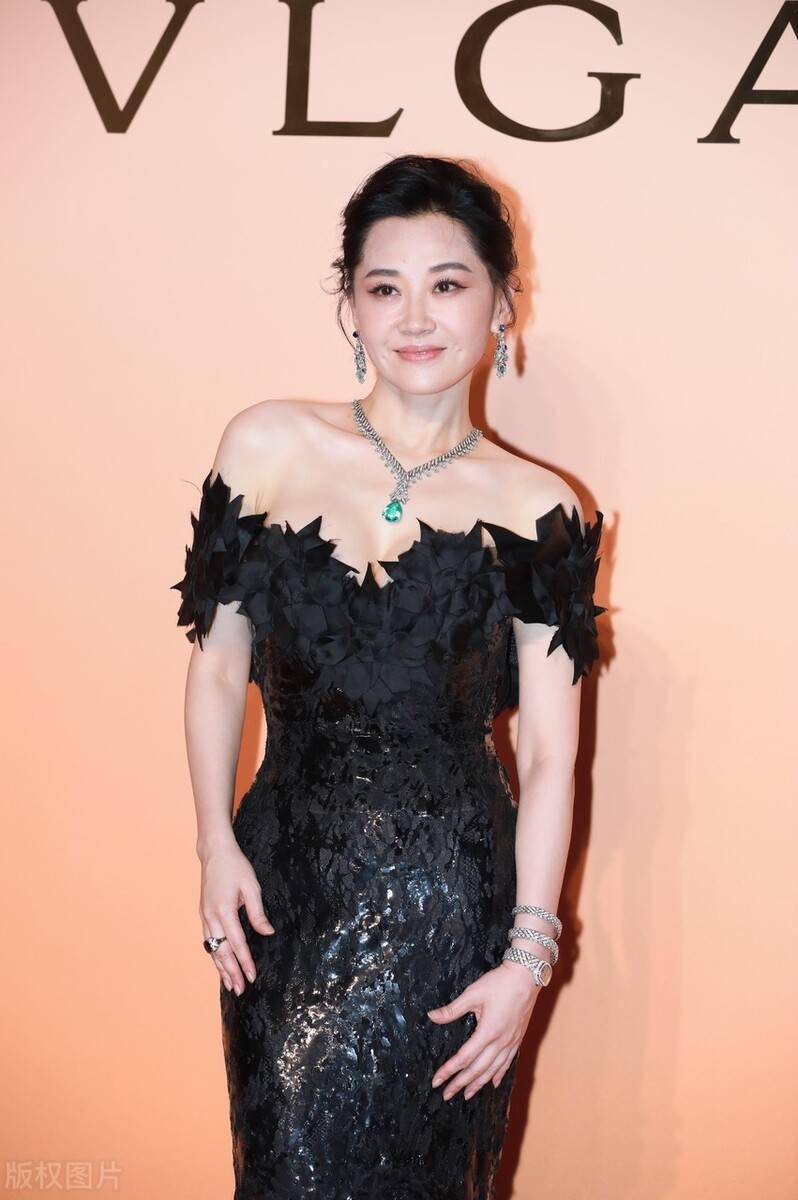 许晴真的有52岁了吗穿紧身裙身材火辣似少女肌肤白皙惹人羡慕