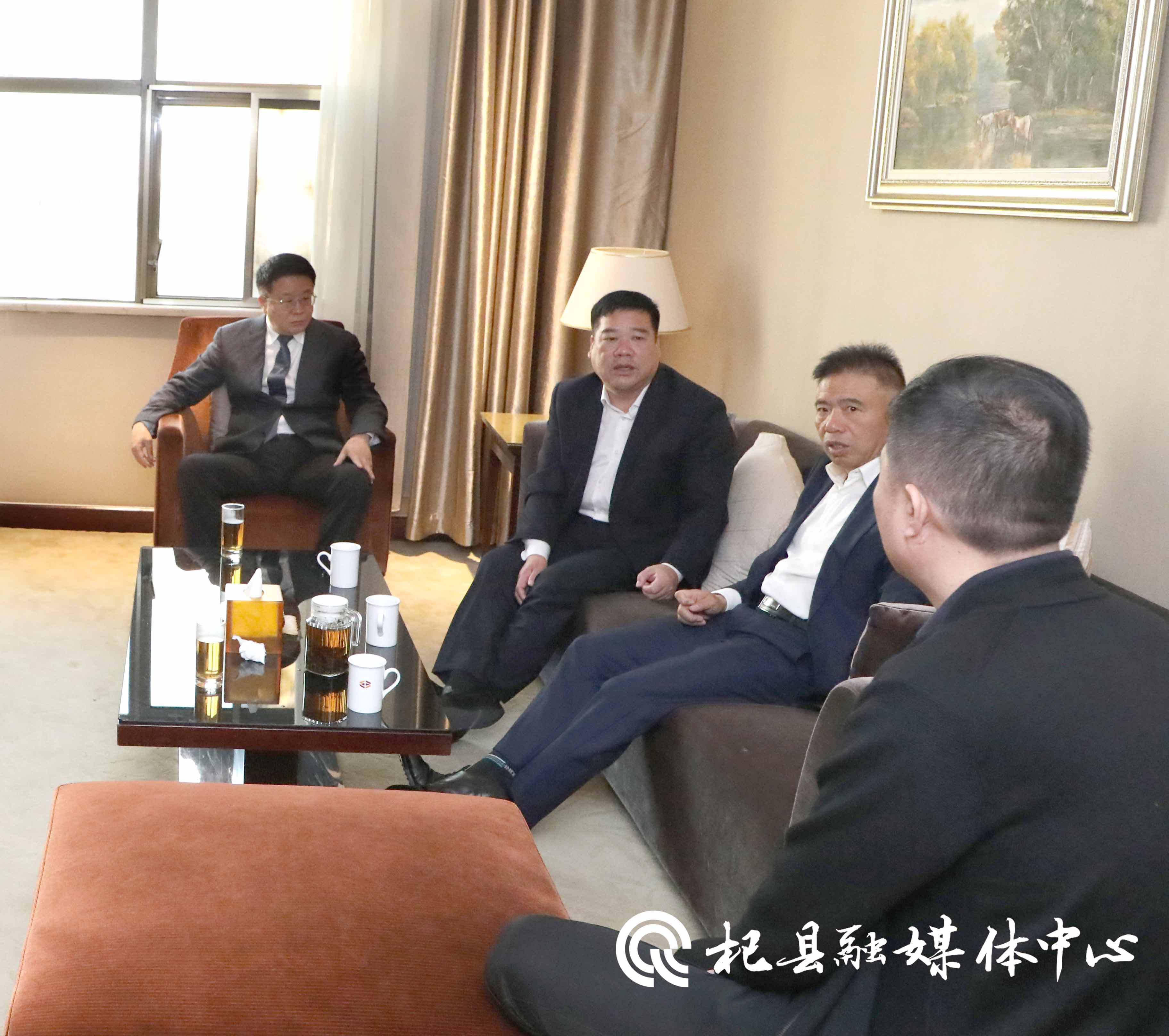 10月17日上午,县委书记韩治群,县长王红涛,县领导李存富看望应杞县