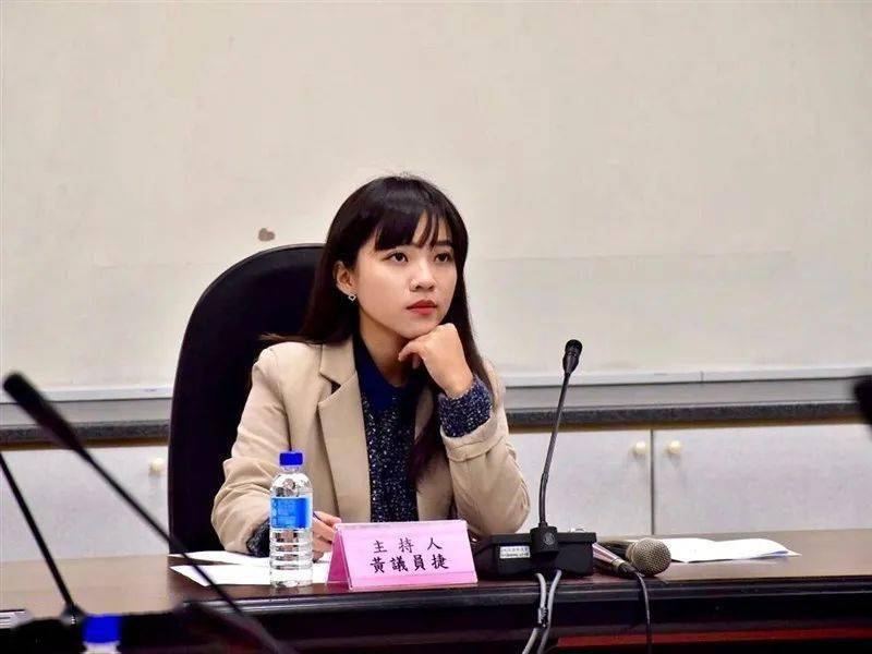 高雄议会全体起立为火灾罹难者默哀,她坐着玩手机……_黄捷