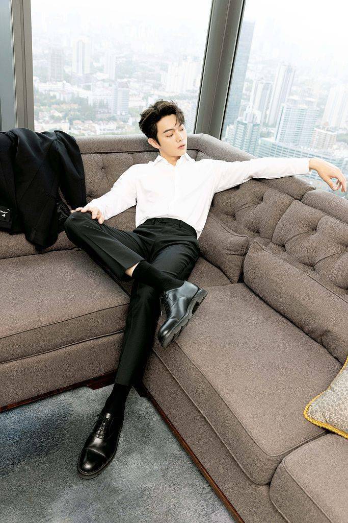 许凯白衬衣黑西装帅气有型中分刘海秀优越下颚线