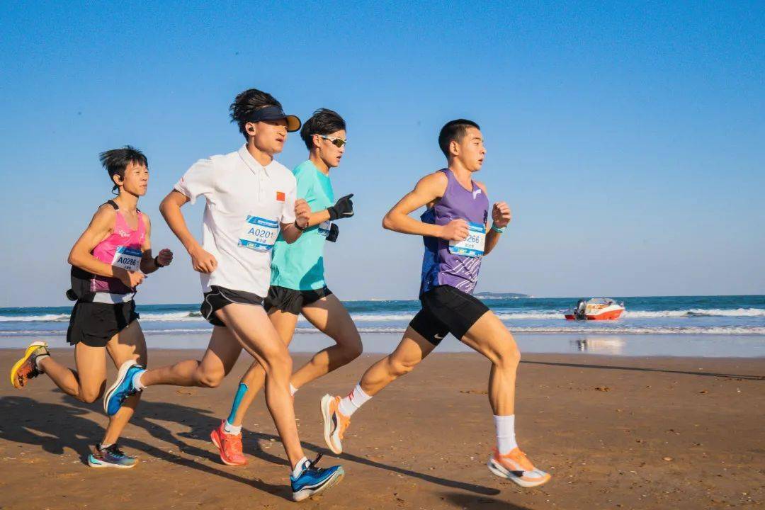 2021青岛西海岸沙滩跑鸣笛起跑