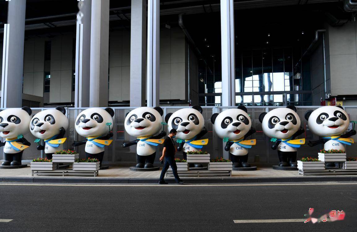 2021年10月18日,上海国家会展中心,行人从进博会吉祥物前走过