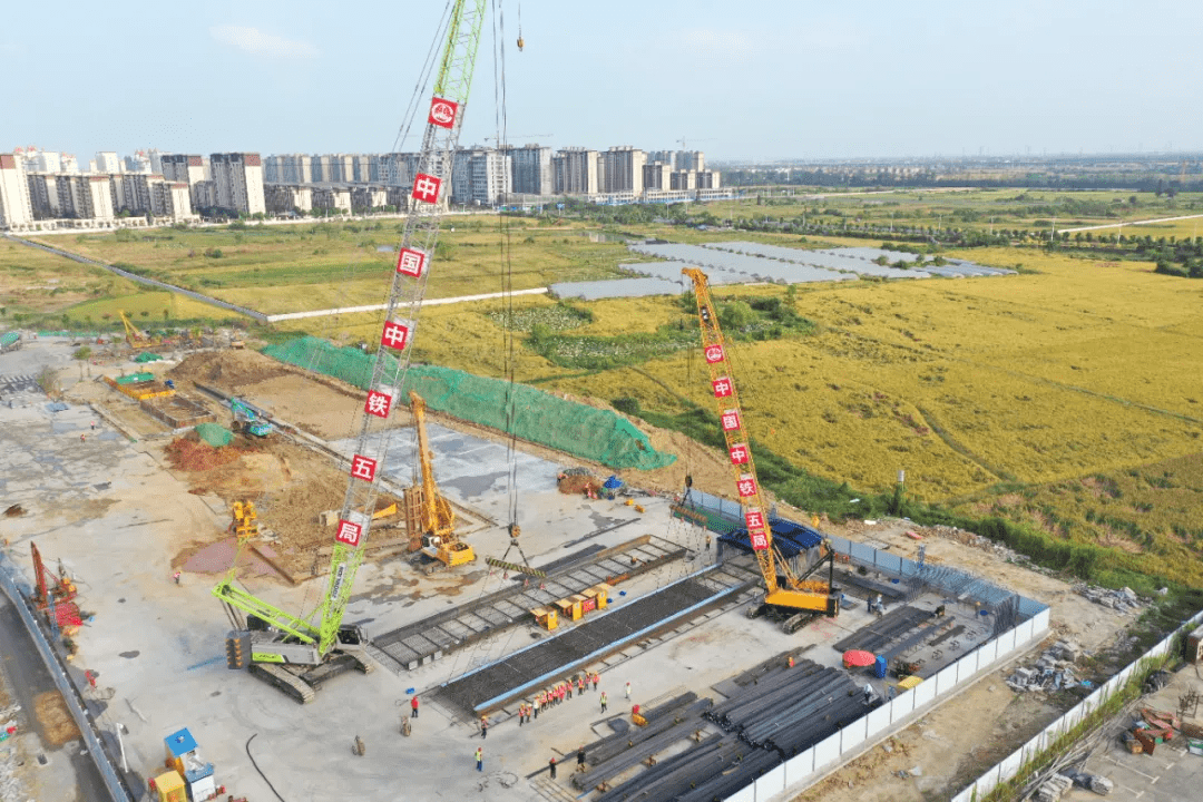 南昌地铁1号线东延线瑶湖东站首幅地连墙完成吊装近日,已开工的地铁1
