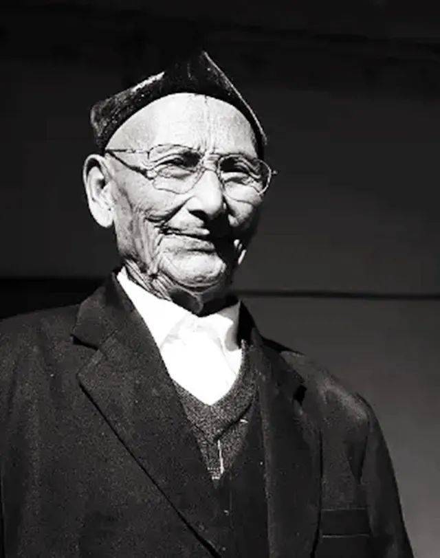 中国最后一位王爷住豪华王府活到2014年去世前把国旗挂身旁