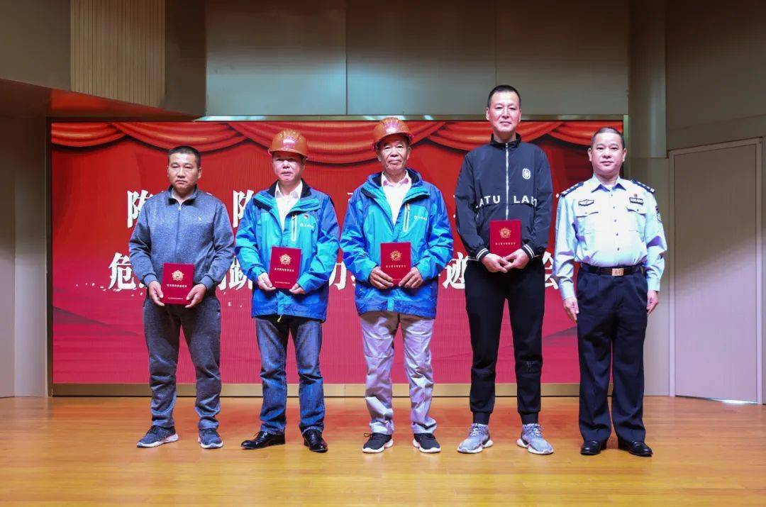 这次由郑建忠来授予证书,也被众人笑称:"是荣誉之间的一种传承!