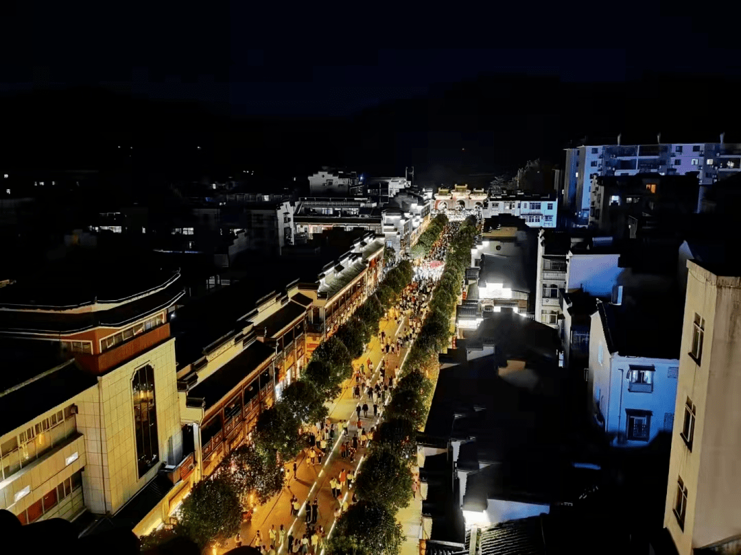 十堰武当山:全域旅游发展连获殊荣 武当玉虚街榜上有名