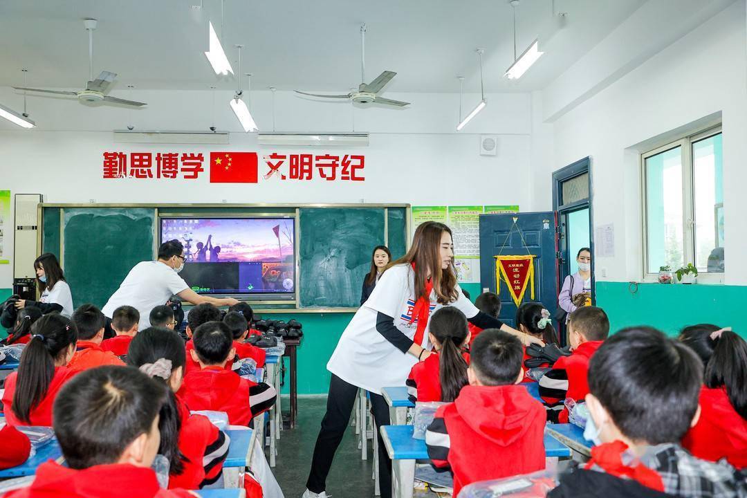 助力儿童公益 迎新小学迎来冷秋第一份温暖