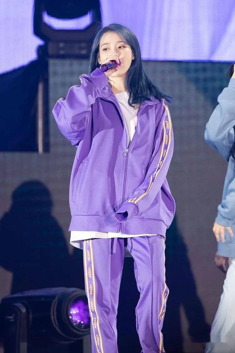 因为 iu 在演唱会上穿了这套 nerdy 紫色运动套装,让这套火得不行