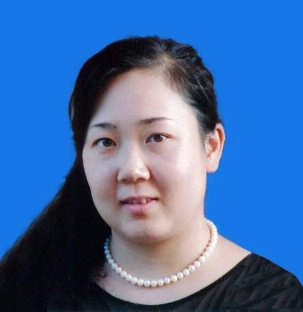 黄晓静密切联系群众倾听群众呼声