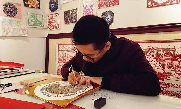 临摹的是佛山剪纸大师陈永才作品《万象春》90后——陈小杰