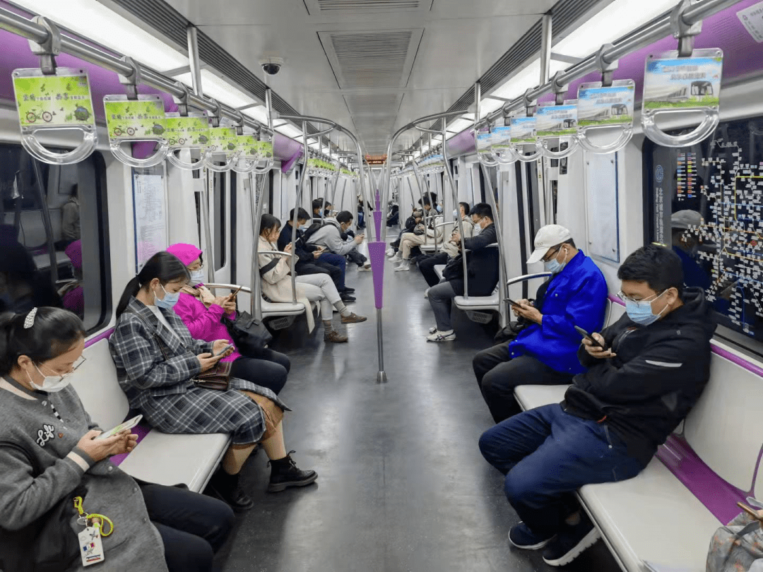 地铁15号线供暖了?记者核实_车厢