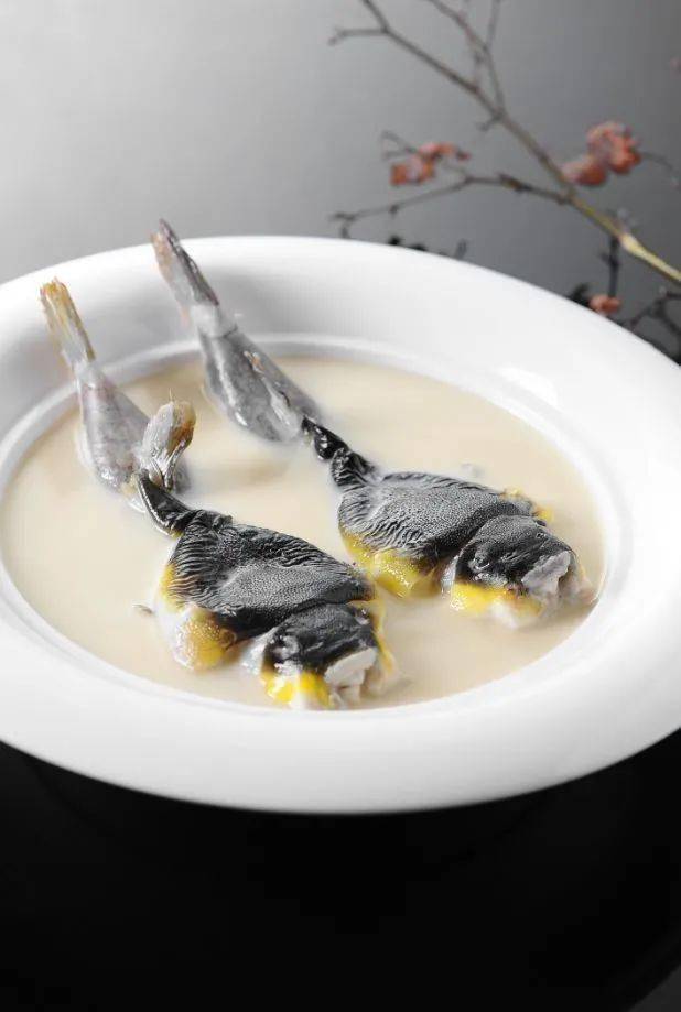 "蒌蒿满地芦芽短,正是河豚欲上时.