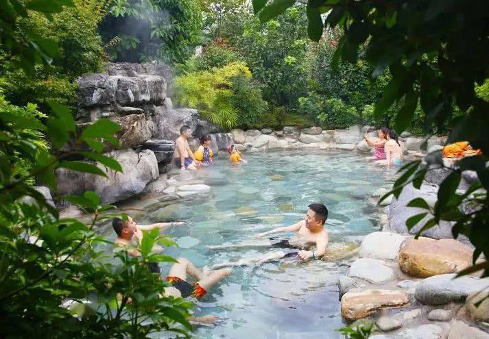 国旅自组金牌导游大施带你打卡罗定小蓝月谷泡云沙温泉长岗坡渡槽秋收