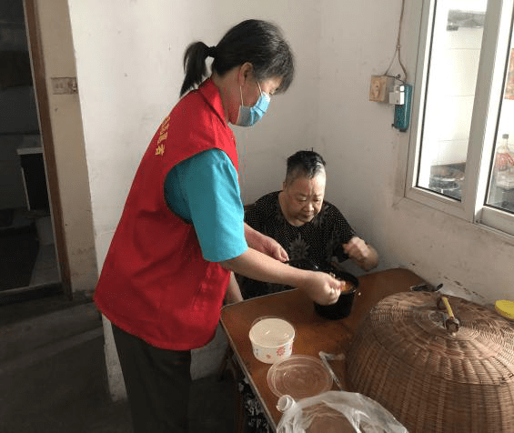 关爱独居老人温暖送到身边