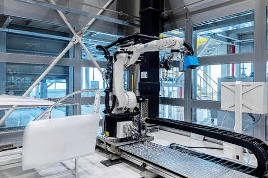 图4:自动质量控制:机器人控制的传感器技术按设定点全自动地检查卡车