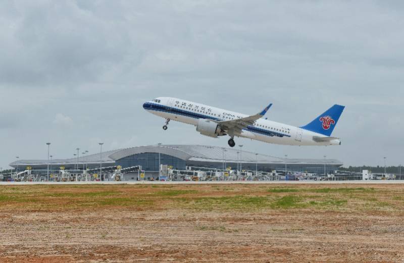 南航空客320客機緩緩起飛.