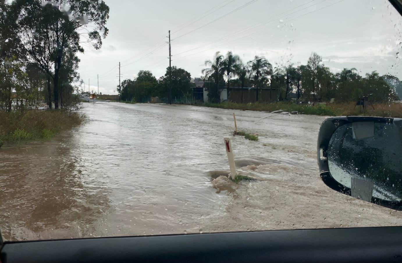 ipswich以西的munbilla道路被洪水淹没(图片来源:澳洲广播公司/摄影