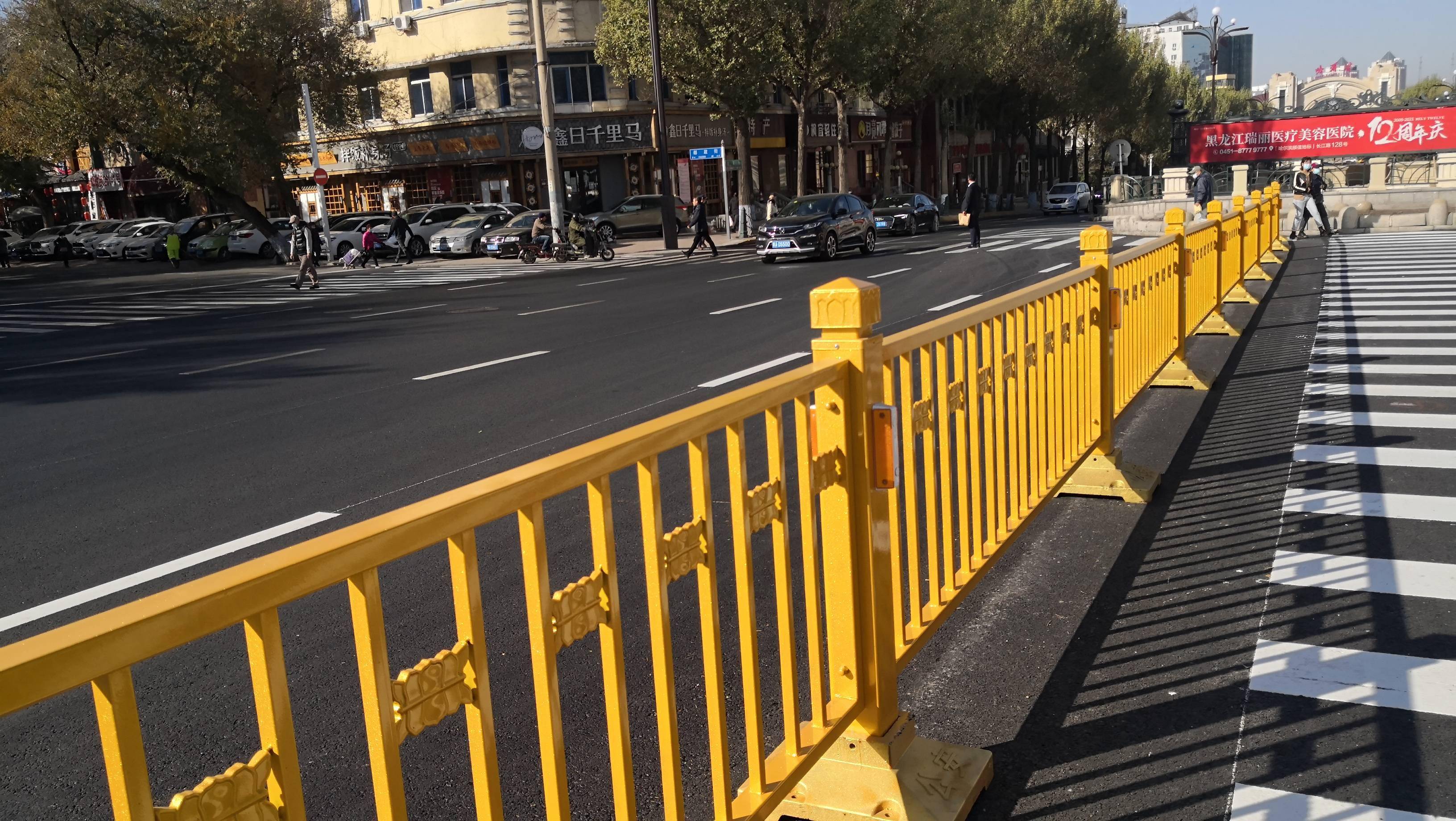 金色道路隔离带,扮靓冰城街路