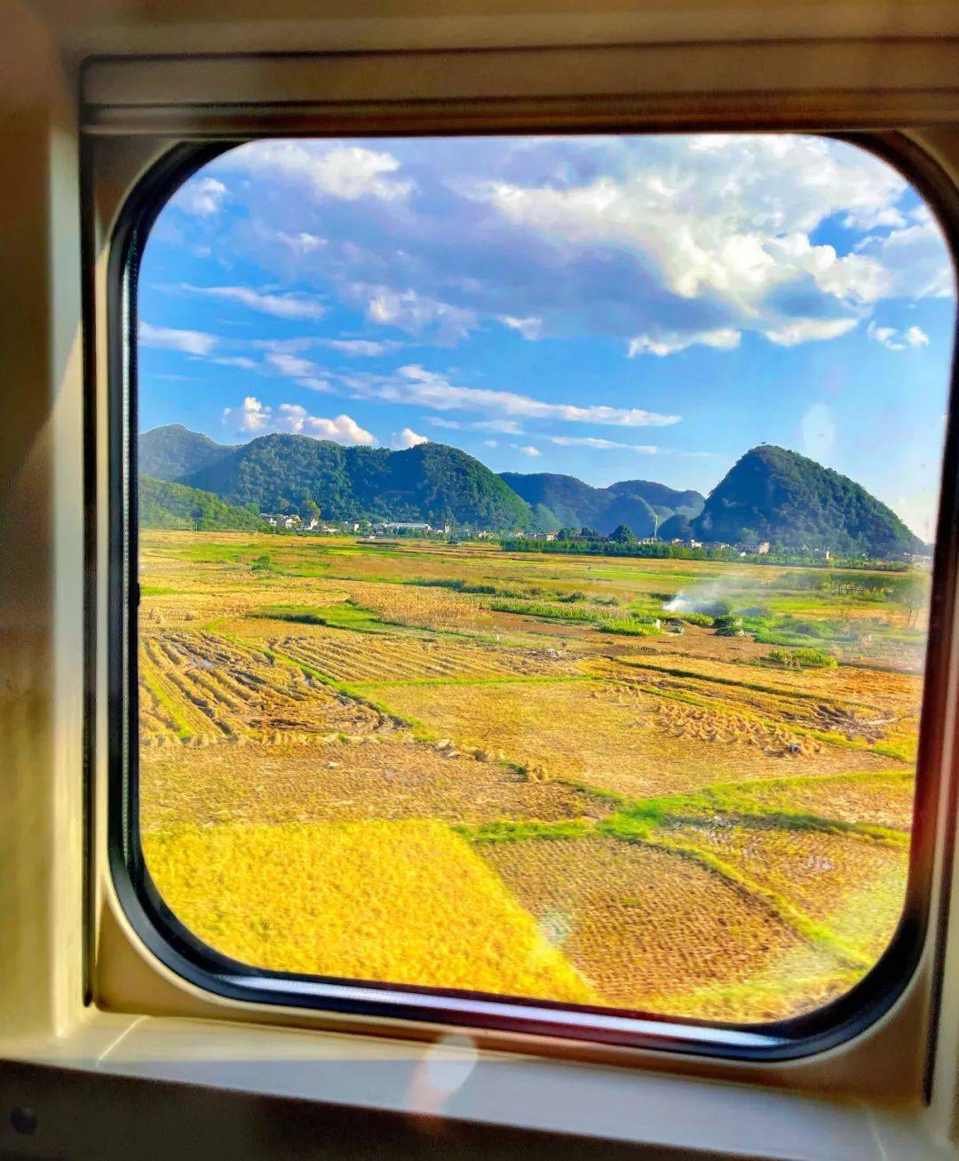 坐火车千万别玩手机,否则._车窗