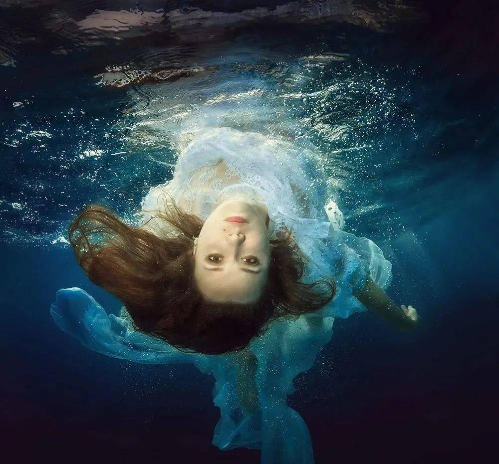 俄罗斯摄影师德米特里水中美少女写真