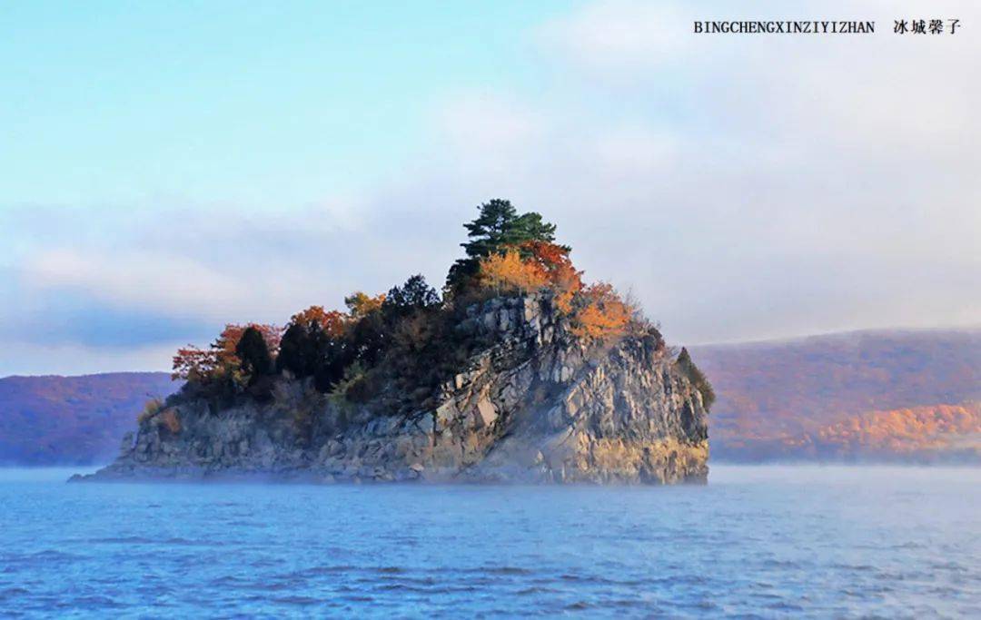 镜泊湖深秋:一半金红,一半蔚蓝