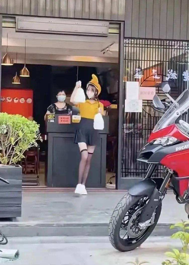 确实格外养眼吸睛上身美团工衣 短裙黑丝只见送外卖的女车主穿着的