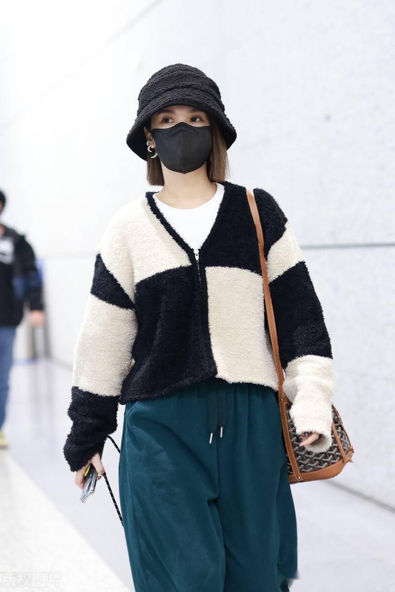 杨丞琳身穿黑白拼色开衫搭墨绿色牛仔裤时尚又大气_机场