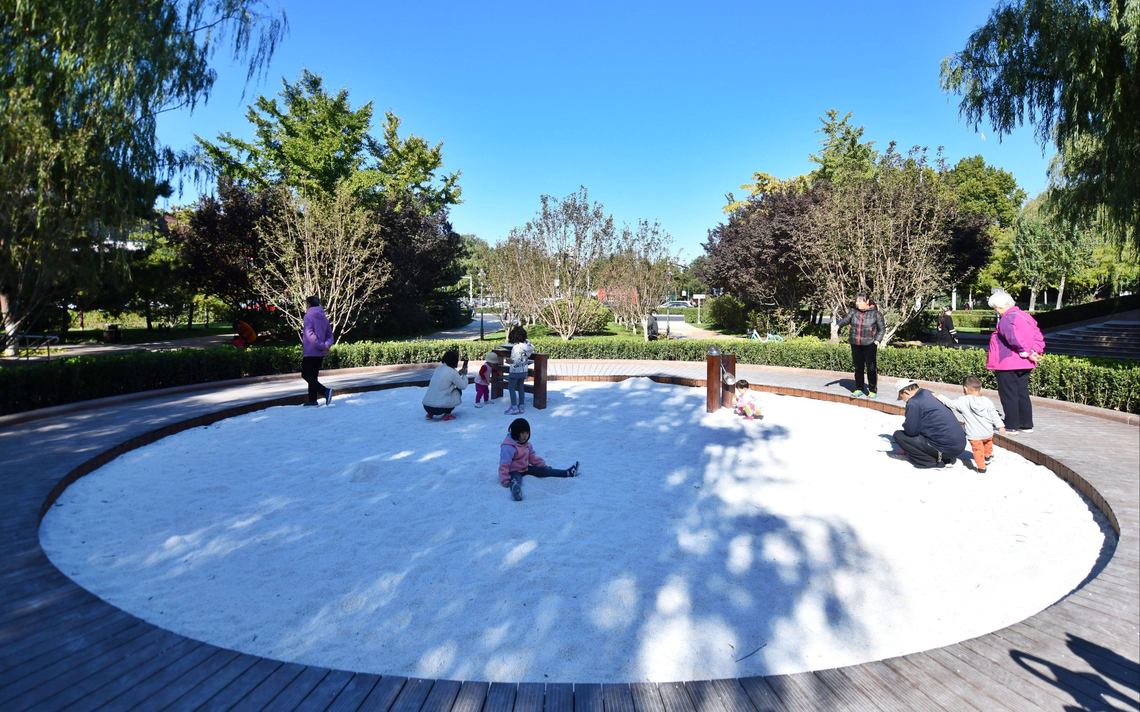 地坛园外园重装开园，增添设施满足“一老一小”游园需求