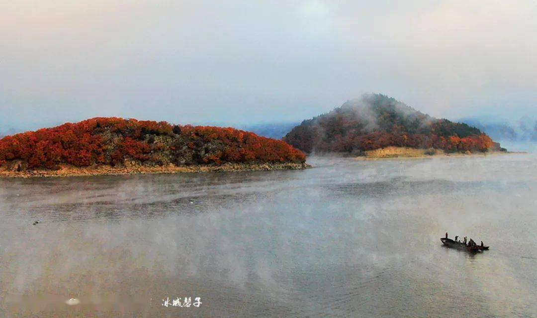 镜泊湖深秋一半金红一半蔚蓝