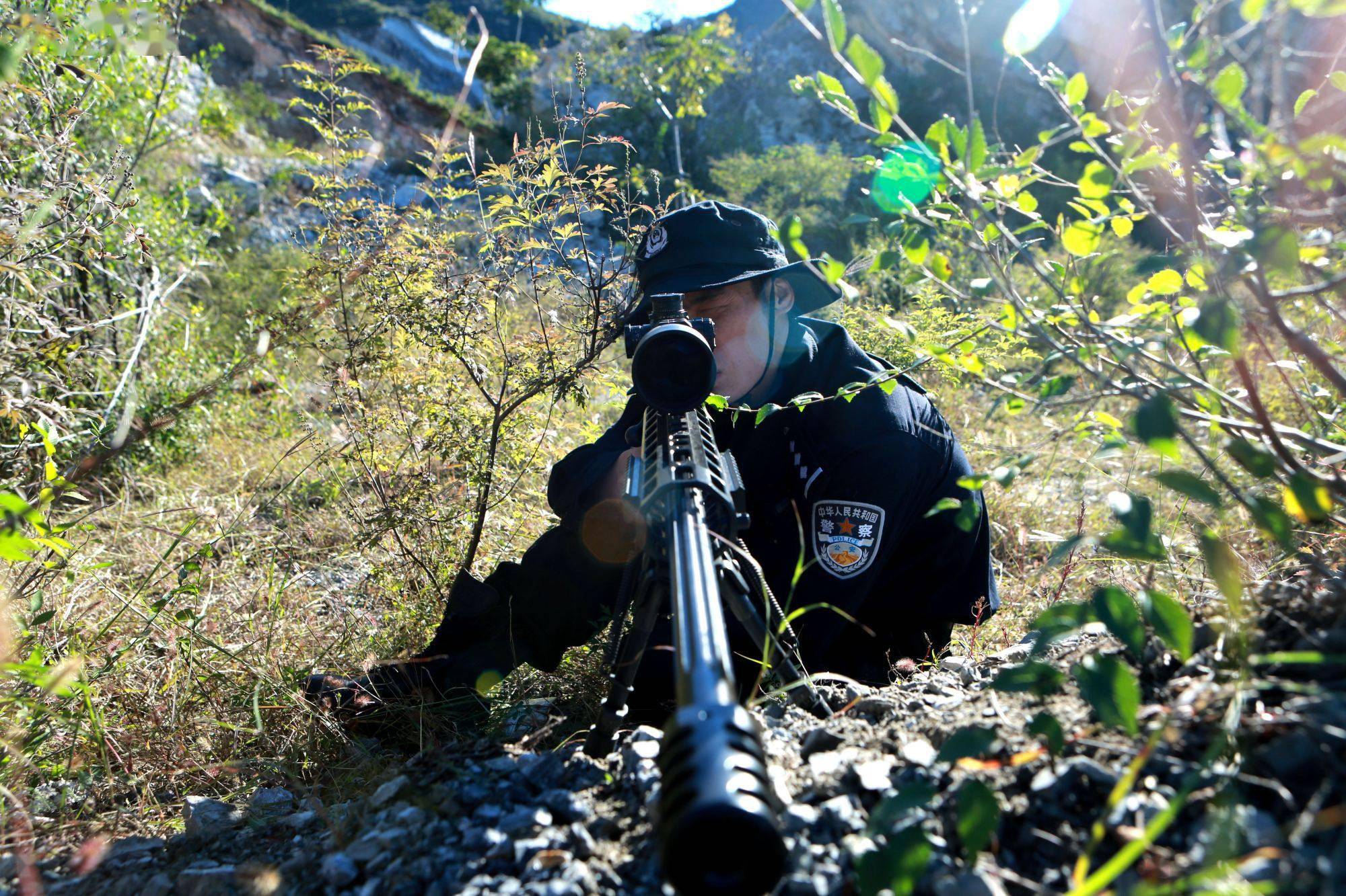 天津公安特警总队组织开展山地围捕战斗训练
