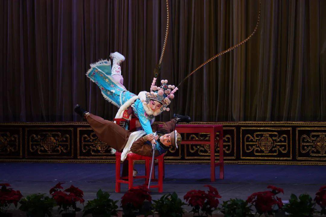 一开场就牢牢吸引了孩子们的目光,剧中杨八姐的繁复身段尽显风姿,与