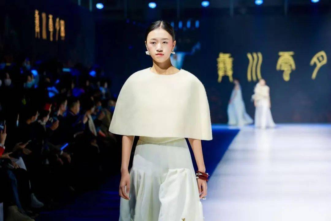 国际会展中心 宁波时尚节 | 凉山服饰秀，惊艳甬城