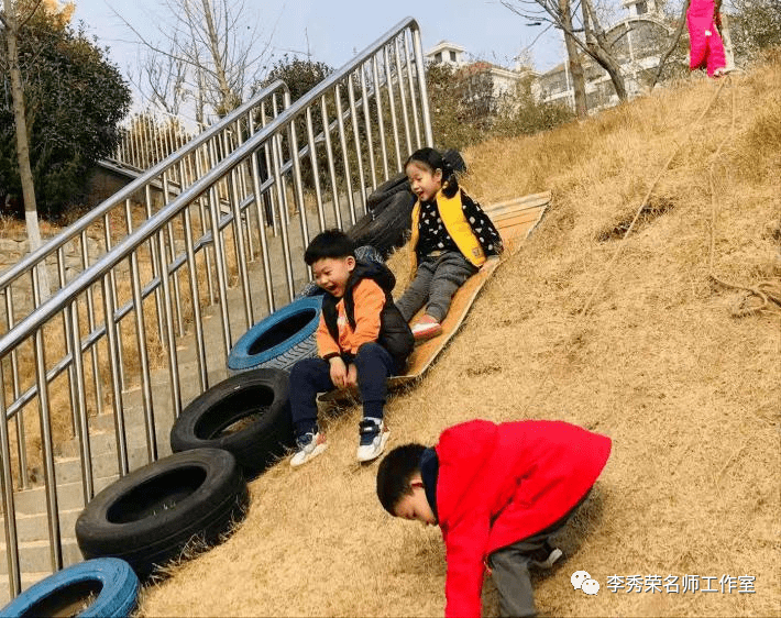 滑草之乐自然之趣幼儿园户外自主游戏探索