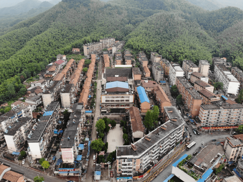 蒲纺六米桥影剧院依山脚而建,场地内部高低起伏,存在较多高差,因此