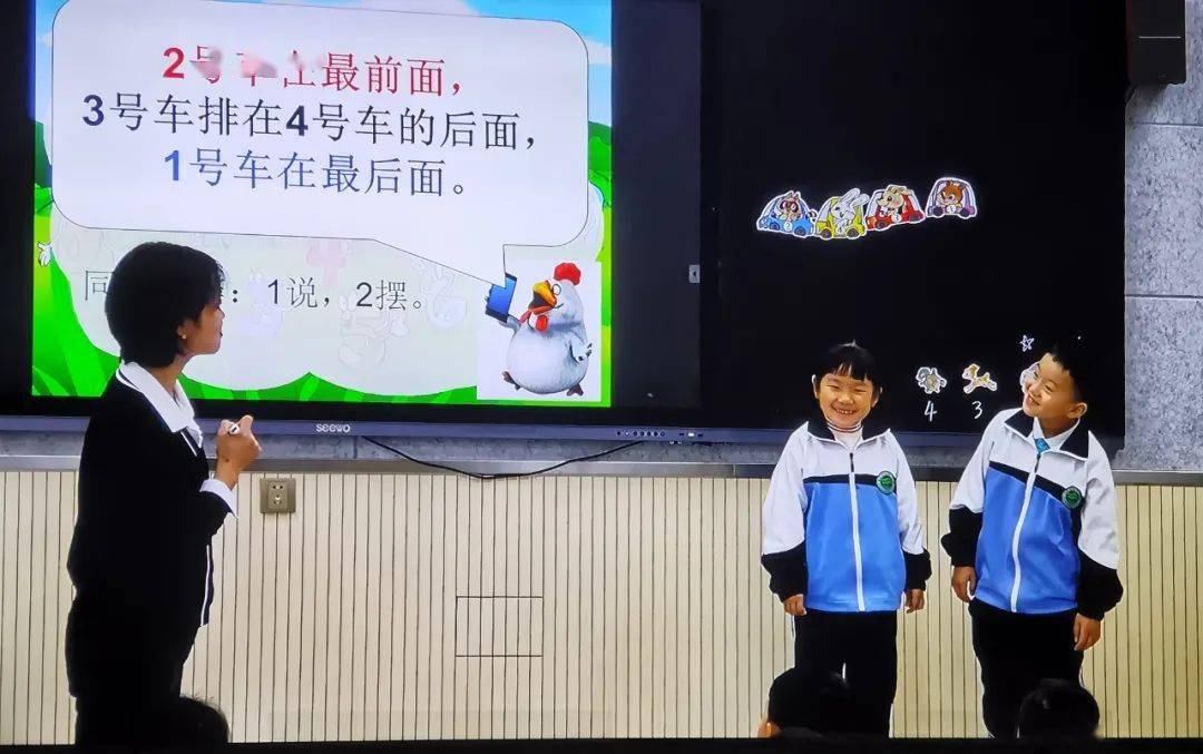 张酉静老师的《背土豆》以谜语导入.