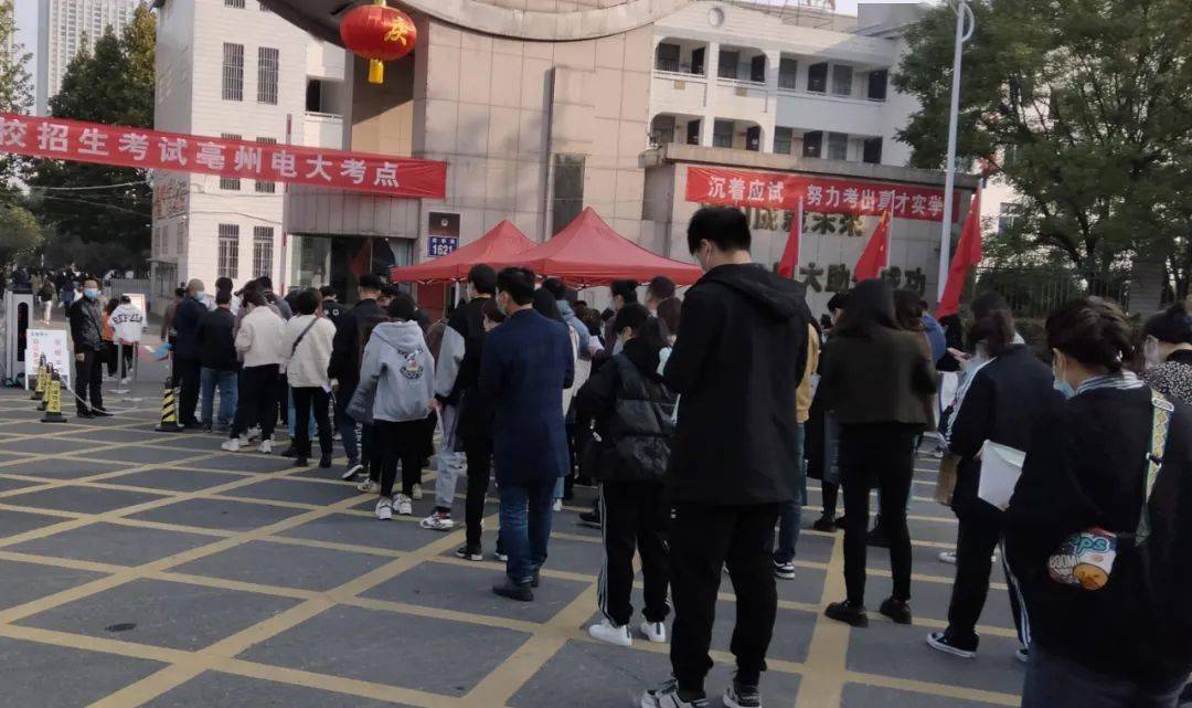 成人高考开考我市12万余名考生赶考