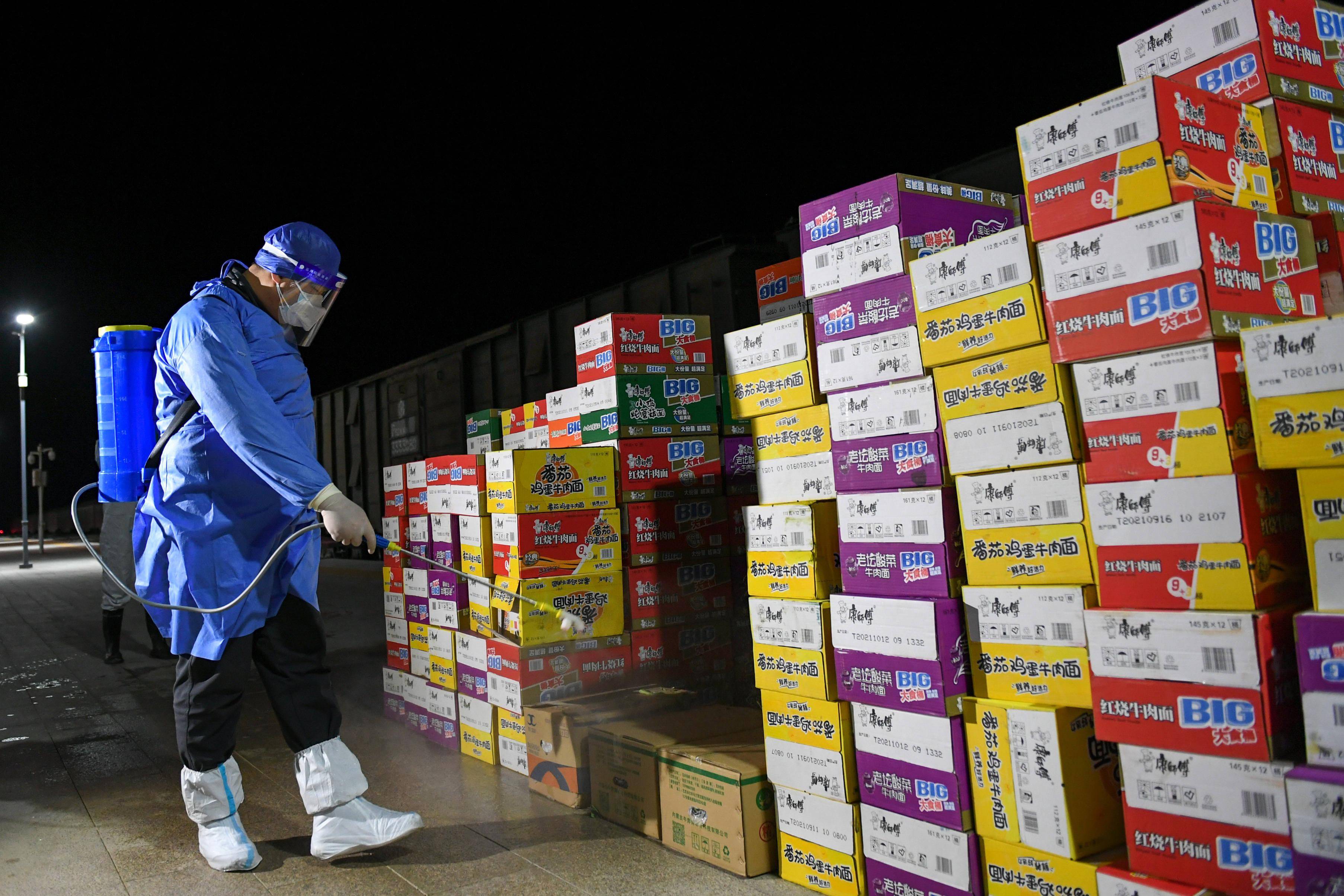 首趟支援额济纳旗防疫物资列车到站