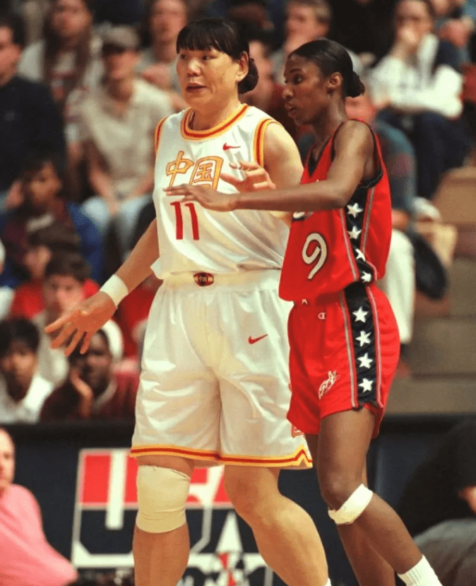 2010年,43岁的郑海霞一袭军装嫁给粉丝,八一队众多成员到场恭贺