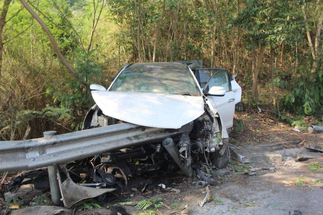 2021年10月6日,汕昆g78高速公路田林段发生了一起小车撞上护栏的交通